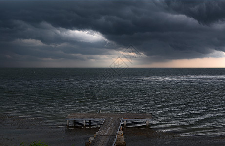 海上的暴风雨海啸戏剧性灾难风暴天空天气力量危险运动支撑图片