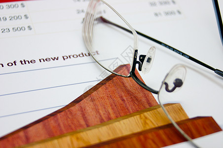 业务分析专栏网格生长木头眼镜贸易镜片白色表格桌子背景图片