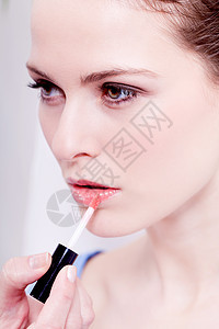 女人在唇唇唇上涂口红 自然美女孩女士产品眼睛护理黑发刷子配饰嘴唇珊瑚图片