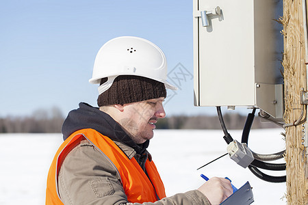 电气工程师检查电线电力线路图片