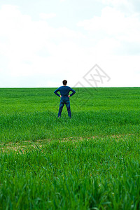 男性在战场上蓝色活力自由领导享受成就草地场地场景天空图片