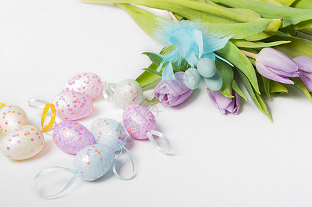 带郁金香的复活节鸡蛋季节性紫色花束宗教绿色季节粉色庆典白色传统图片