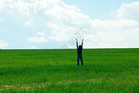 雁南飞茶田风景男性在战场上领导蓝色天空风景享受快乐活动活力跳跃场地背景