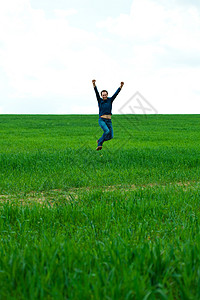 男性在战场上跳跃场景蓝色领导男人牛仔裤享受幸福快乐活动图片