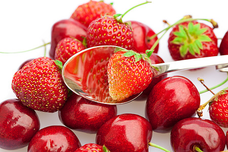 樱桃和草莓在一勺小勺中 孤立于白色生活活力工作室剪裁餐具厨房用具浆果食物宏观图片