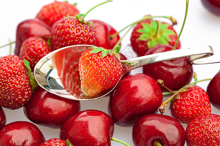 樱桃和草莓在一勺小勺中 孤立于白色水果生活剪裁宏观勺子叶子用具餐具食物工作室图片