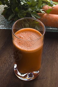 木木背景的胡萝卜汁红色蔬菜玻璃果汁植物饮食维生素裂片橘子片段图片