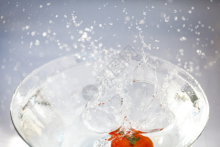 西红柿 在玻璃碗里洒水食物液体飞溅蔬菜生活叶子宏观厨房地球活力图片