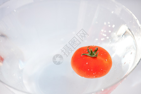 西红柿 在玻璃碗里洒水蔬菜液体速度涟漪水果天空运动活力生活叶子图片
