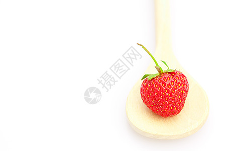 用木勺的草莓 孤立在白色上厨房剪裁活力生活餐具用具宏观工作室摄影水果图片