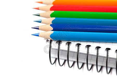 彩色铅笔和白纸上分离的笔记本工艺工具螺旋笔记教育绘画蜡笔工作爱好组织图片