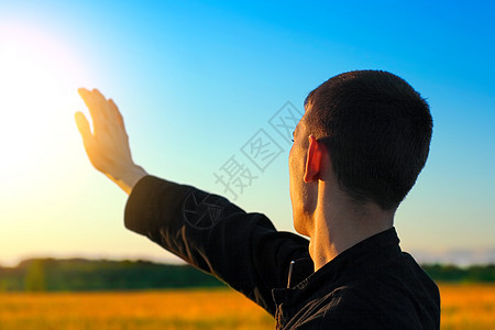 日落的年轻人狂喜阳光沉思风景日出手表射线太阳天空手臂图片