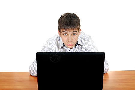 带笔记本电脑的年轻人震惊事故白色失败学习眼睛男人桌子工作工具图片