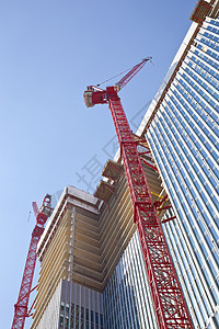 高楼建筑起重机和未完成的办公室职业摩天大楼财产工程天空工人建筑学蓝色商业水泥图片