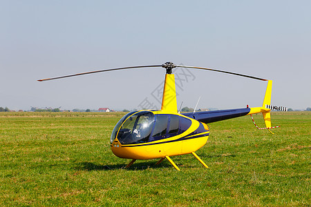 野外黄色直升机图片