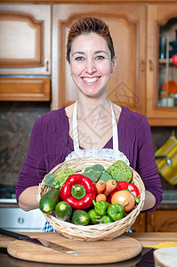 带一篮子蔬菜的美丽的家庭主妇食物房子厨房女士厨师营养主妇饮食女性母亲图片