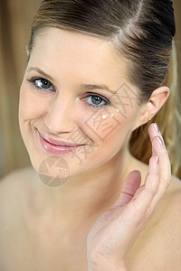 妇女使用眼霜温泉辐射皮肤女士治疗奶油福利闪电发光眼睛图片