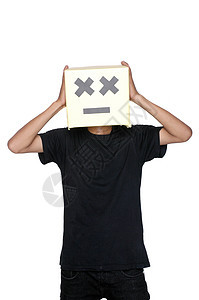 年轻男孩用纸板盒把头戴在脸上图片