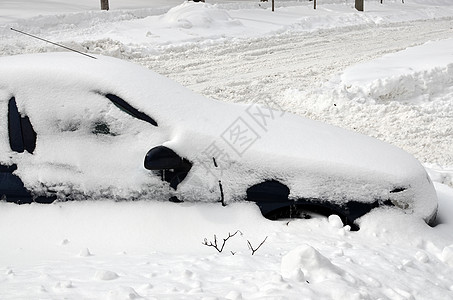 雪下漂流下的汽车雪堆街道季节气象回填大雪天气温度雪花运输背景图片