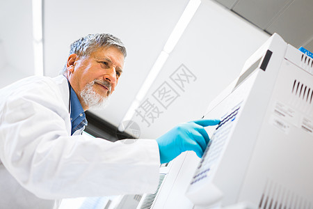在实验室进行科学研究的高级男性研究员科学家烧瓶药品医院工作色谱仪技术员微笑显微镜女性图片