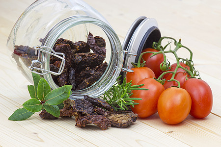 罐子和新鲜西红柿中的干番茄桂树美食食物草本植物迷迭香香料烹饪蔬菜小吃玻璃图片