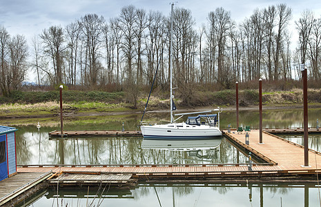 白色帆船停靠在俄勒冈州的一条河里图片