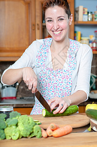 美丽的家庭主妇烹饪蔬菜女士表妹营养厨房饮食女人食谱食物快乐母亲图片