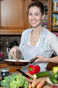 美丽的家庭主妇烹饪蔬菜女孩营养妻子快乐厨师饮食食谱食物女士厨房图片