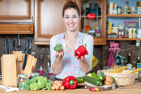 美丽的家庭主妇烹饪蔬菜女孩房子女性厨房女人短发表妹饮食食物母亲图片