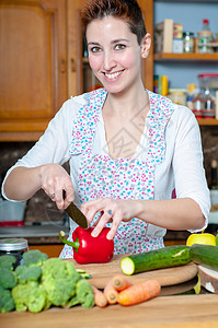 美丽的家庭主妇烹饪蔬菜厨师快乐围裙女性营养女人女士房子厨房表妹图片