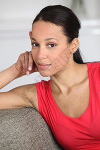 在家里放松时的布朗特女性房子黑发电脑房间长椅幸福微笑成人沙发图片