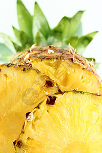 成熟的菠萝 有切片热带小吃坚果饮食营养水果甜点叶子植物食物图片