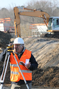 建筑工地测量员职场地形笔记检查经纬仪乐器头盔光学工程工人图片