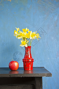 红色花瓶和苹果中的黄色自恋图片