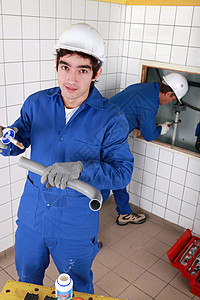 年轻水管工肖像工作服技术员u型工匠工作台训练学校工作瓷砖男人图片