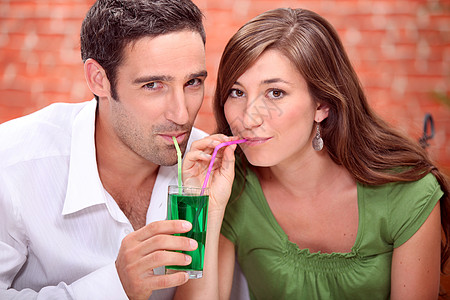 来两杯鸡尾酒情侣男人女性绿色衬衫稻草玻璃机构水晶粉红色图片