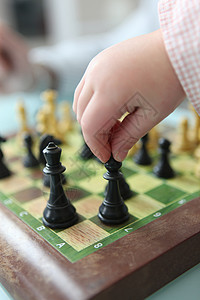 特写玩象棋的幼儿点图片