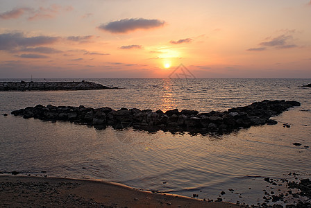 太阳升出海面旅行码头假期孤独日落沉思场景阳光冲浪海岸线图片