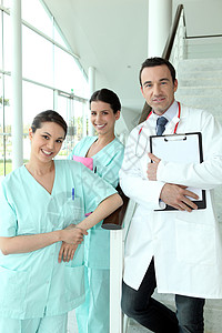医生和两名护士站在一个医院的楼梯上图片