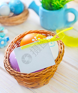 复活节鸡蛋蓝色丝带桌子季节篮子柳条风格团体传统假期图片