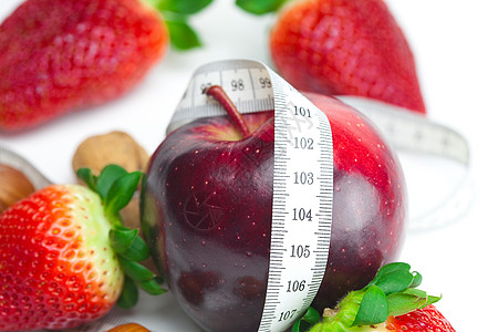 苹果 大多汁的红红色成熟草莓 核桃和测量胶带异醇维生素统治者坚果裁缝权重生活乐器植物磁带饮食图片
