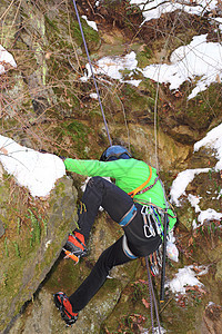 冬季登山力量大墙高度冒险橙子绳索男性悬崖挑战障碍图片