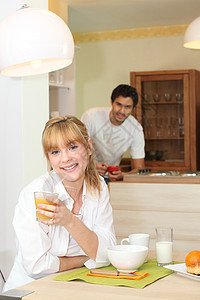 早餐时吃一对环境夫妻男人快乐互动阅读幸福厨房笑声咖啡图片