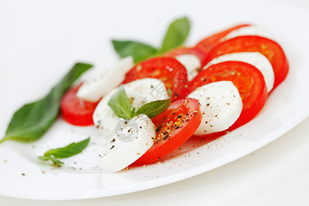 番茄和莫zzarella切片在盘子上蔬菜食物午餐沙拉厨房餐厅饮食小吃美食水果图片