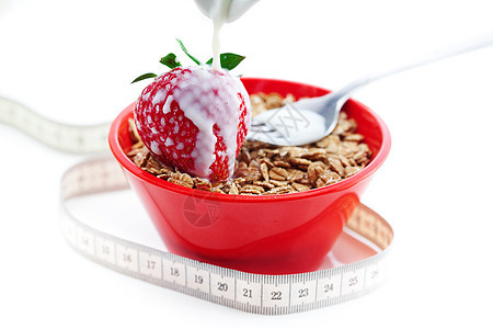 草莓 牛奶 叉子 度量胶带和小麦饮料食物谷物薄片测量用具厘米燕麦尺寸饮食图片