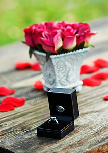 订婚戒指花瓣花朵乐队金子桌子珠宝盒子叶子配饰新娘图片