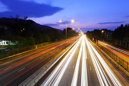 夜间在高速公路上交通运输景观运动场景旅行驾驶商业公共汽车速度蓝色图片
