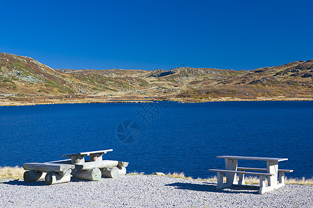 挪威Urdvasshei峰附近山脉山区山景孤独桌子风景长椅旅行湖泊长凳地方图片