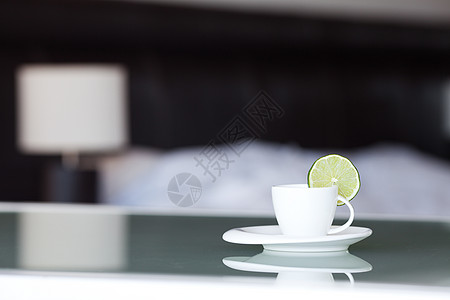 床底和灯上加柠檬的茶玻璃家具早餐橱柜木头地面房子摄影火炉用餐图片