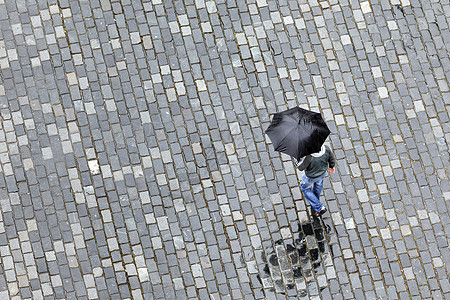 男人在雨下行走图片